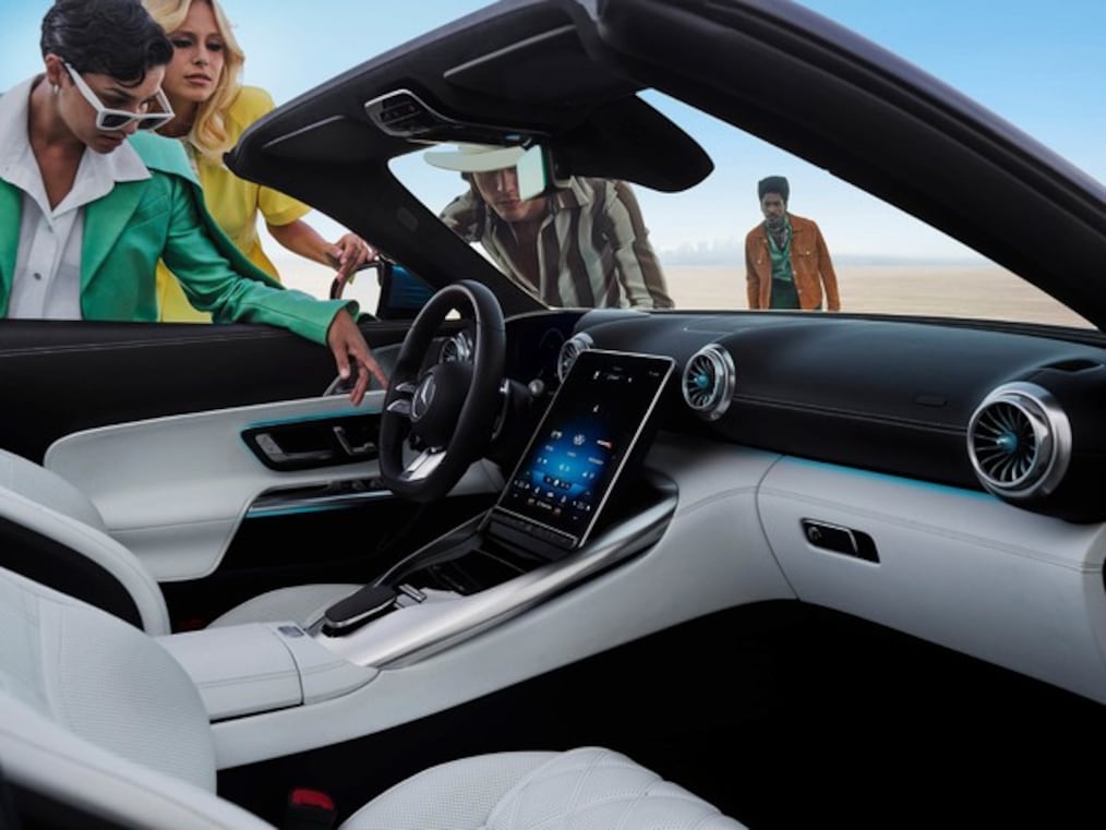 Mercedes-AMG SL Roadster의 차량 인테리어.