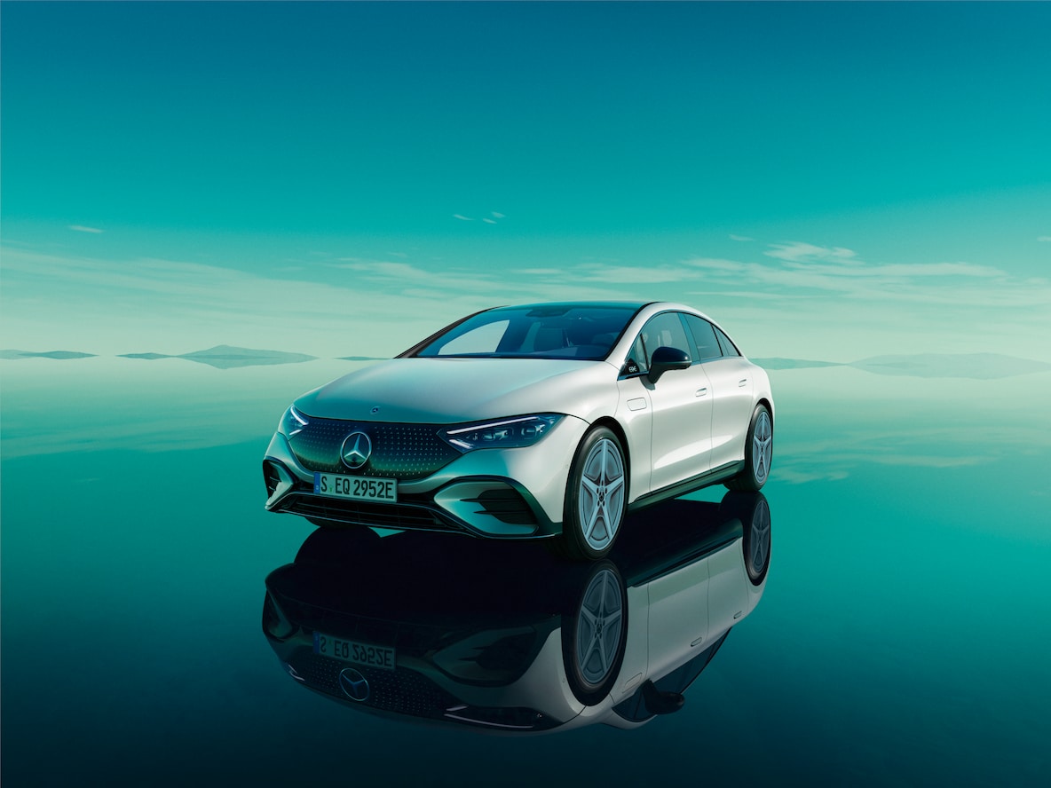 EQE 세단의 후방에서 바라본 측면부.