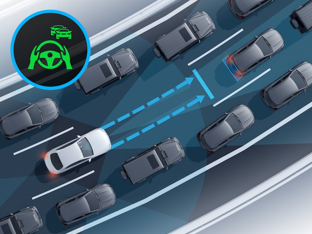 Mercedes-Benz C-Class Sedan의 역동적인 모습(주행 장면) 또는 충전소에 서 있는 모습.