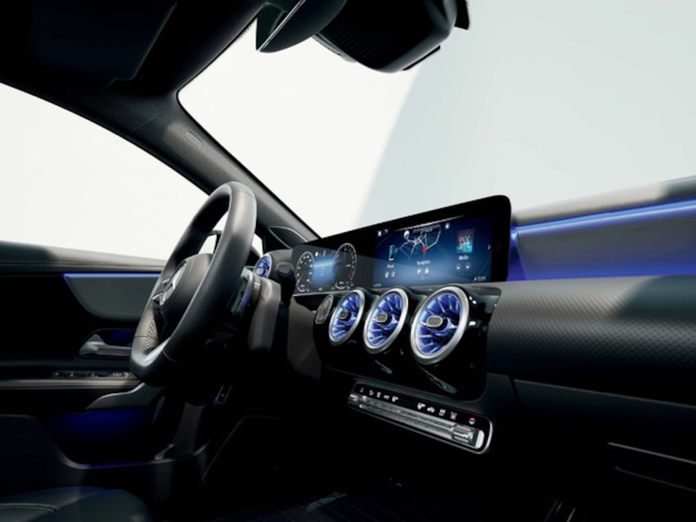 Mercedes-Benz CLA Coupé에 탑재된 디지털 서비스: MBUX 증강 현실 내비게이션의 작동 방식.