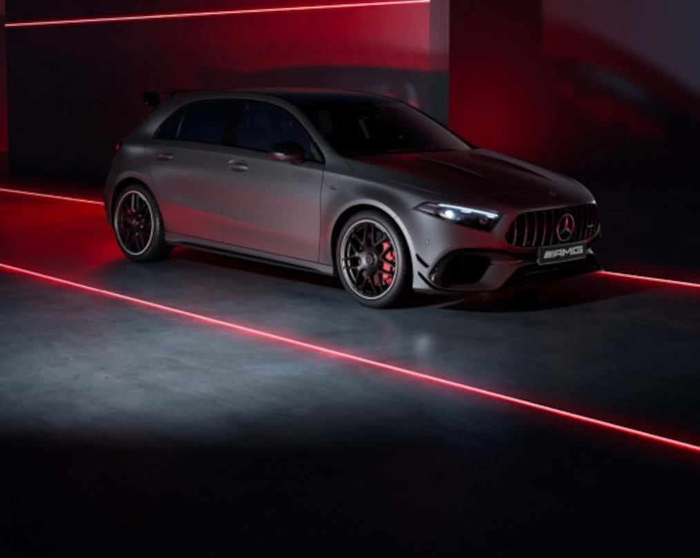 AMG 퍼포먼스 시트와 AMG 퍼포먼스 스티어링 휠이 적용된 Mercedes-AMG A-Class 인테리어.