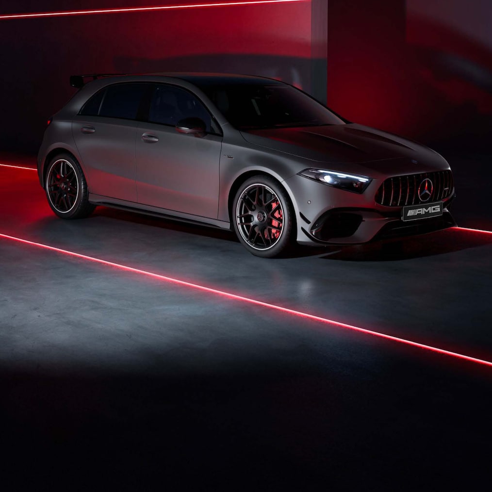 AMG 퍼포먼스 시트와 AMG 퍼포먼스 스티어링 휠이 적용된 Mercedes-AMG A-Class 인테리어.