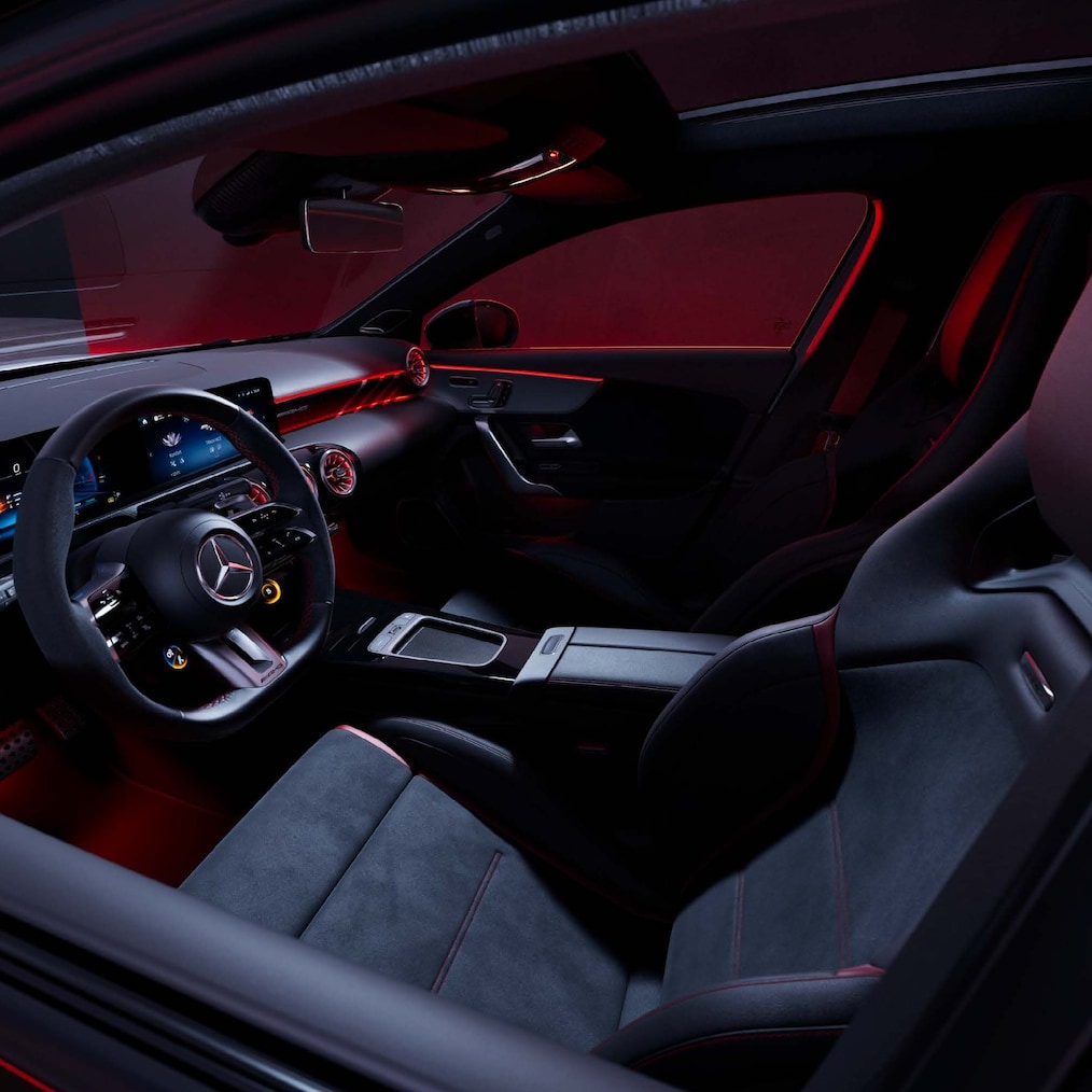 Mercedes-AMG A 45 S 4MATIC+의 전방/후방 측면 모습