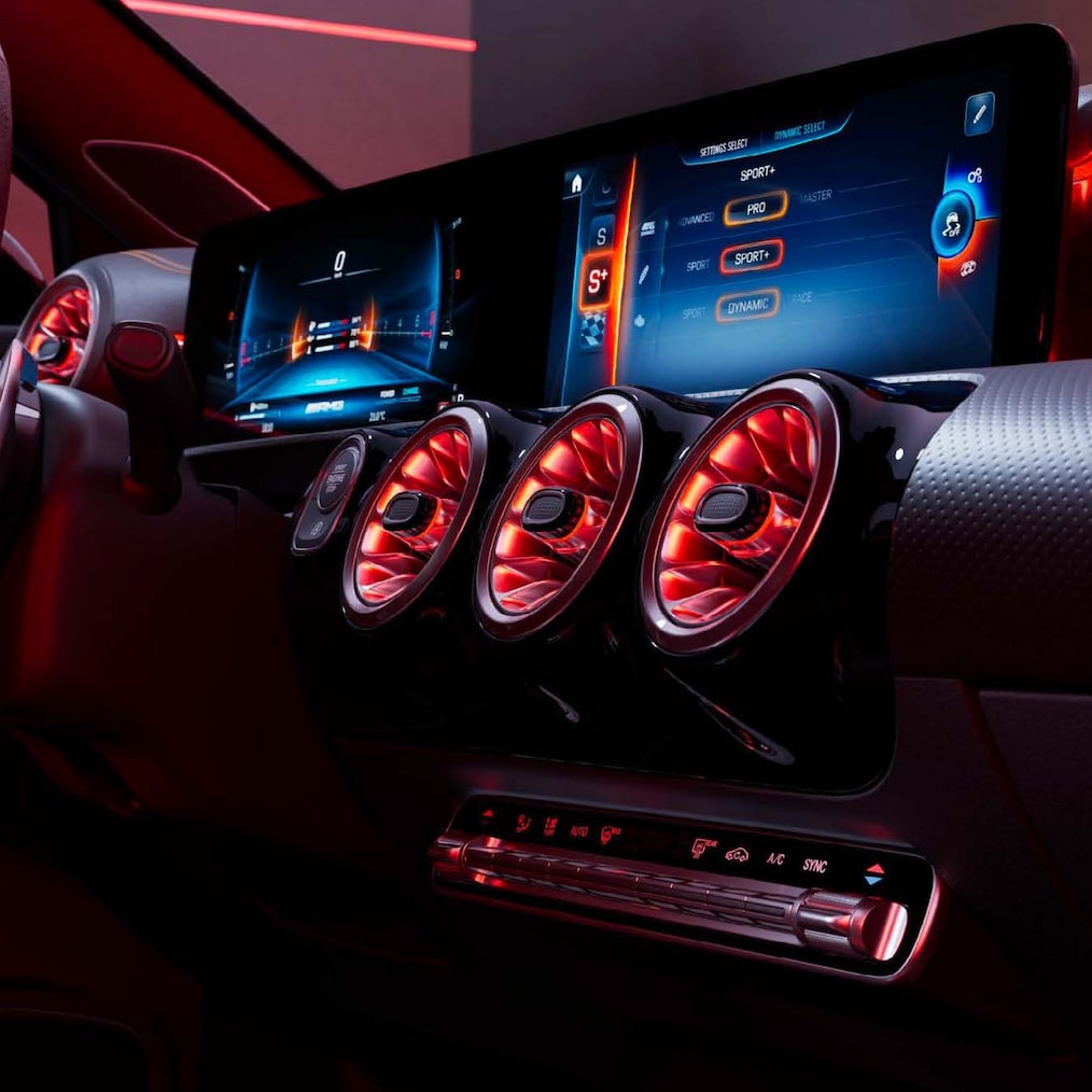 Mercedes-AMG A 35 4MATIC 또는 A 45 S 4MATIC+의 AMG 파워 트레인이 적용된 섀시.