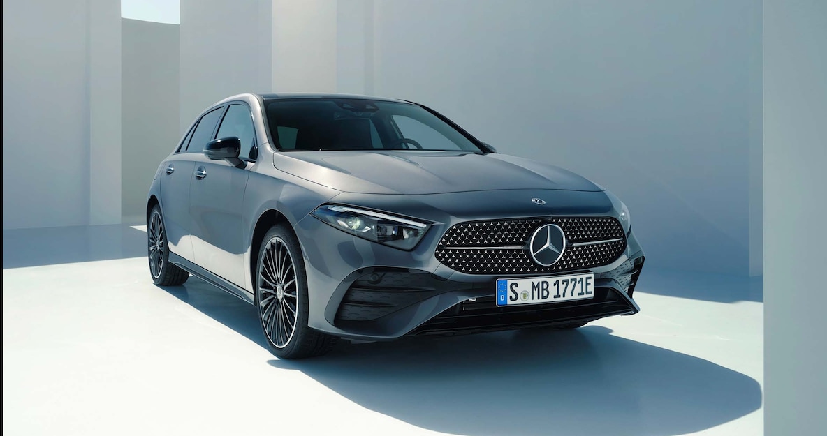 Mercedes-Benz A-Class의 앞부분을 측면에서 바라본 모습