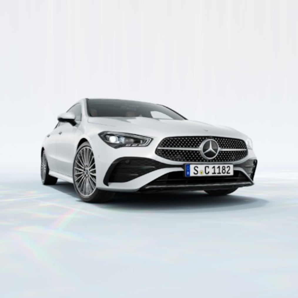 충전소에 서 있는 Mercedes-Benz CLA 250 e Coupé with EQ hybrid technology의 모습.
