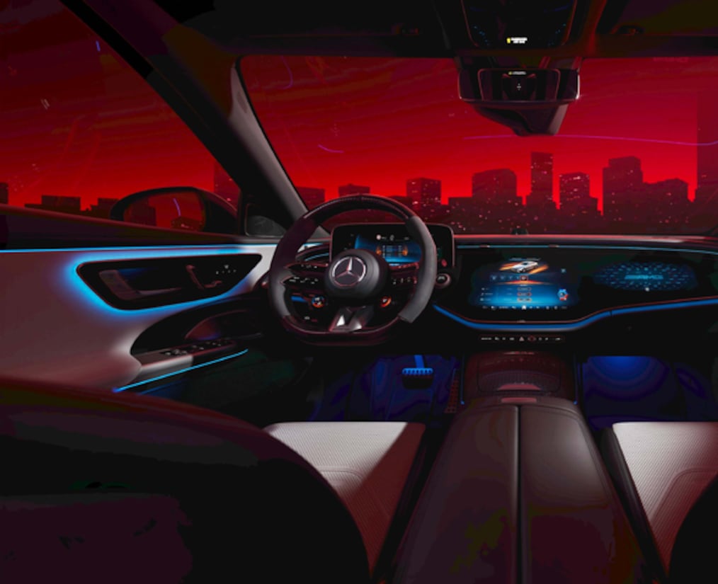 Mercedes-AMG E 53 HYBRID 4MATIC+의 AMG 파워 트레인이 적용된 섀시.