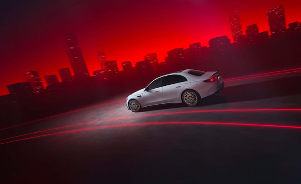 Mercedes-AMG E 53 HYBRID 4MATIC+의 역동적인 정면 측면 모습(주행 상황).