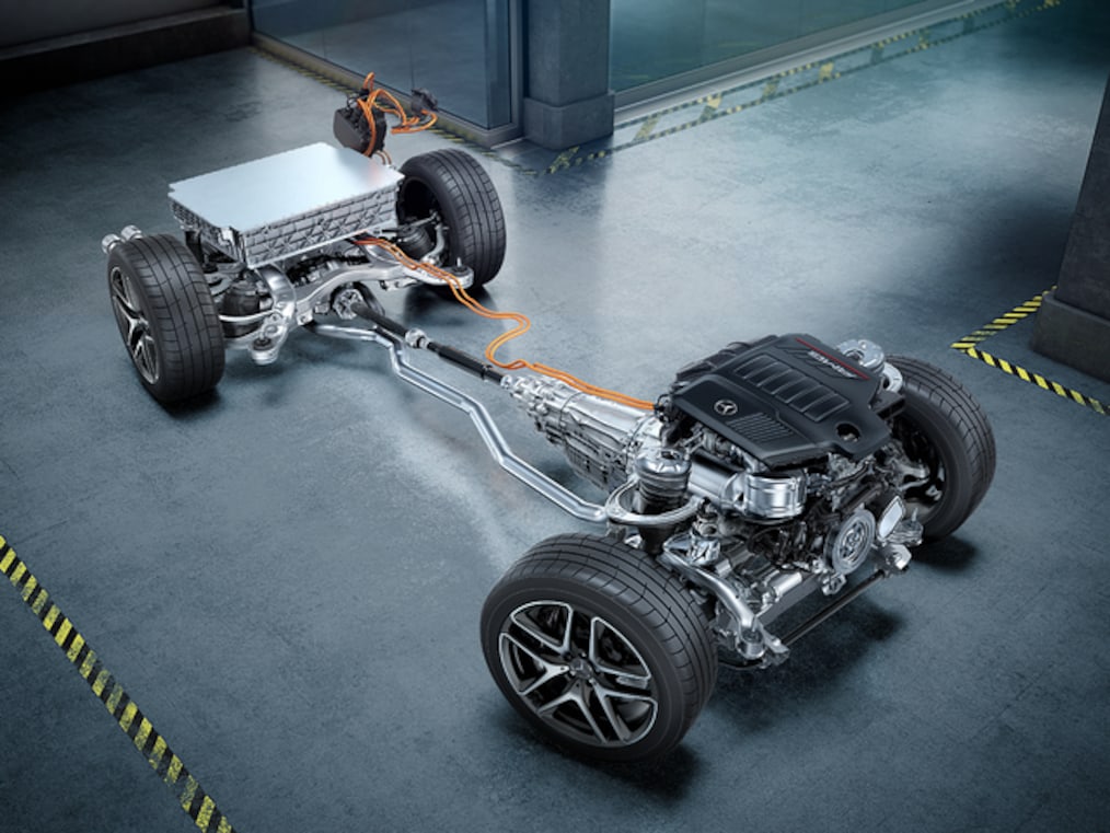 브레이크 캘리퍼가 빨간색으로 도색된 AMG 고성능 복합 브레이크 시스템이 장착된 AMG 단조 휠을 가까이에서 바라본 모습.