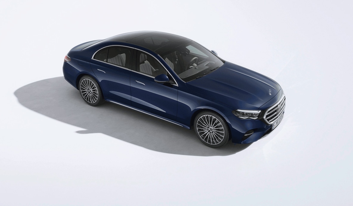 메르세데스-벤츠의 E-Class Sedan에 탑재된 셀프캠 및 비디오 카메라 장착 MBUX 슈퍼스크린.