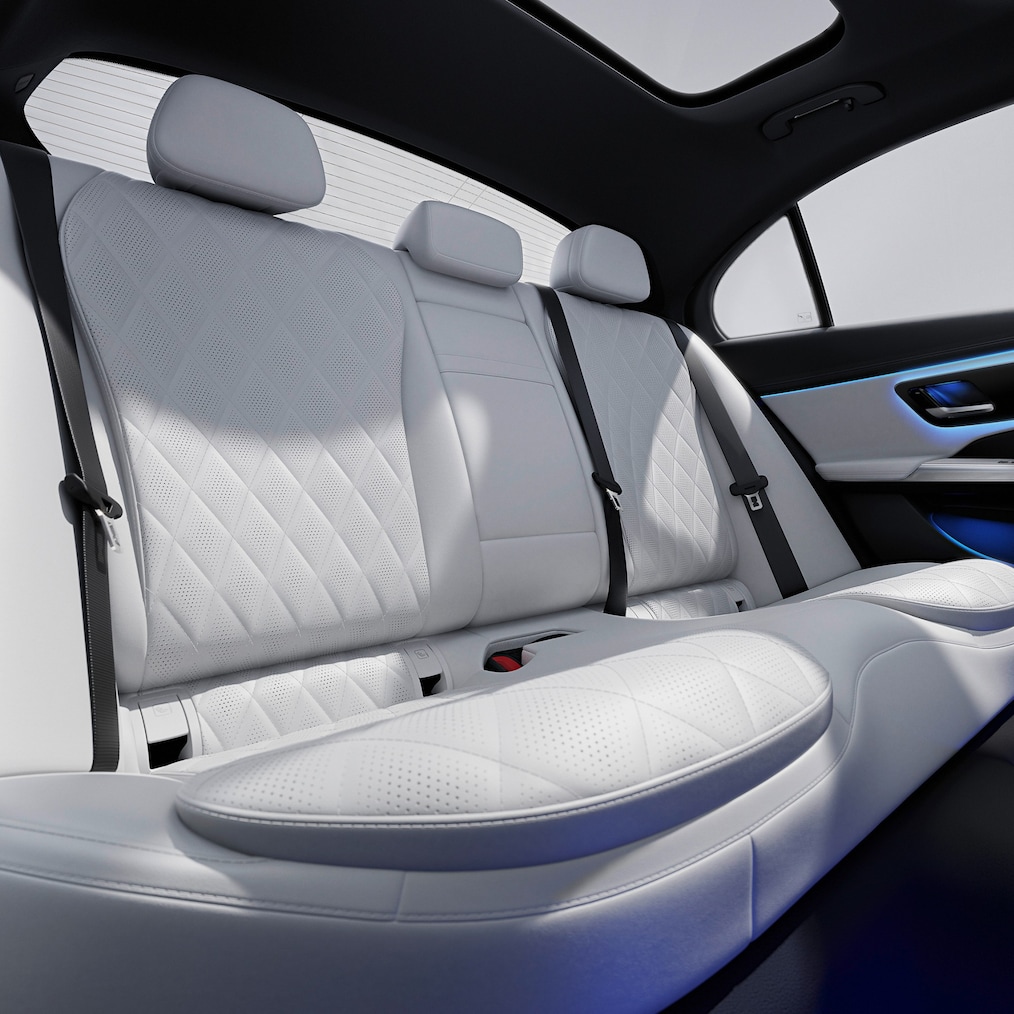 메르세데스-벤츠의 E-Class Sedan 전면부.