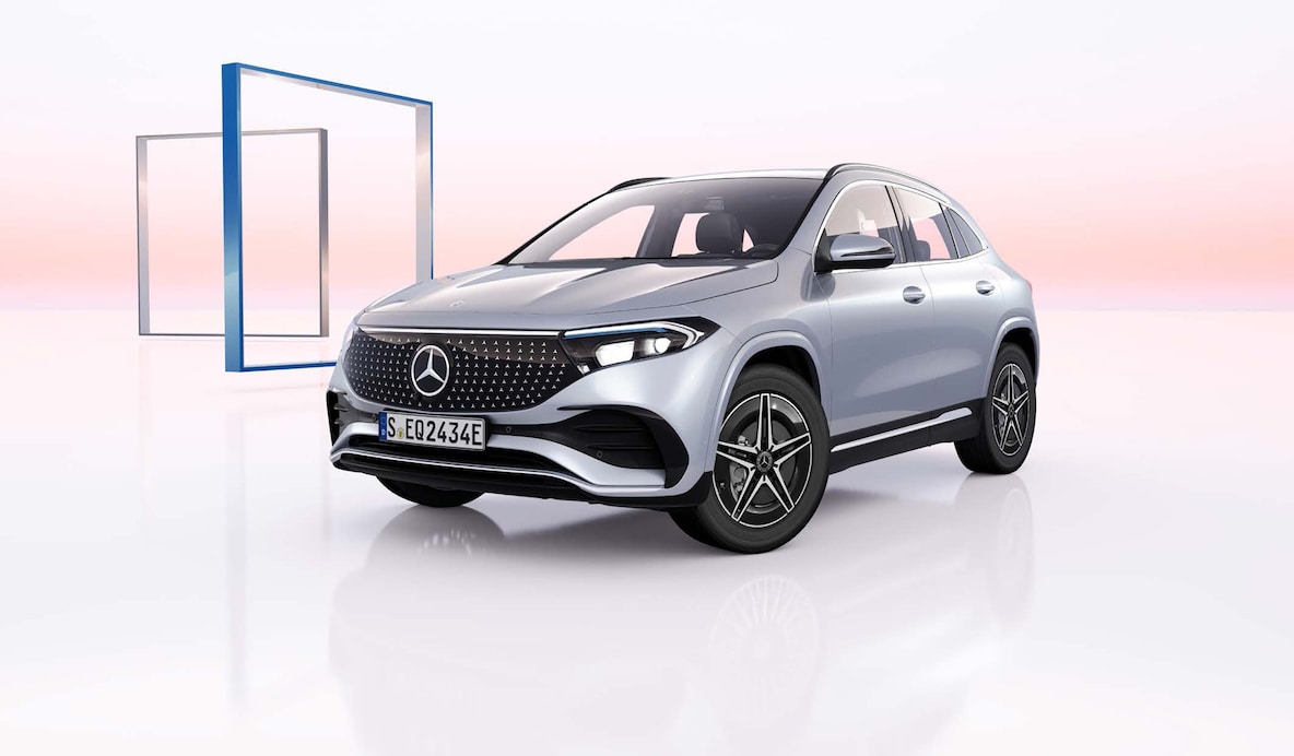 Mercedes-Benz EQA의 정면을 측면에서 바라본 모습.