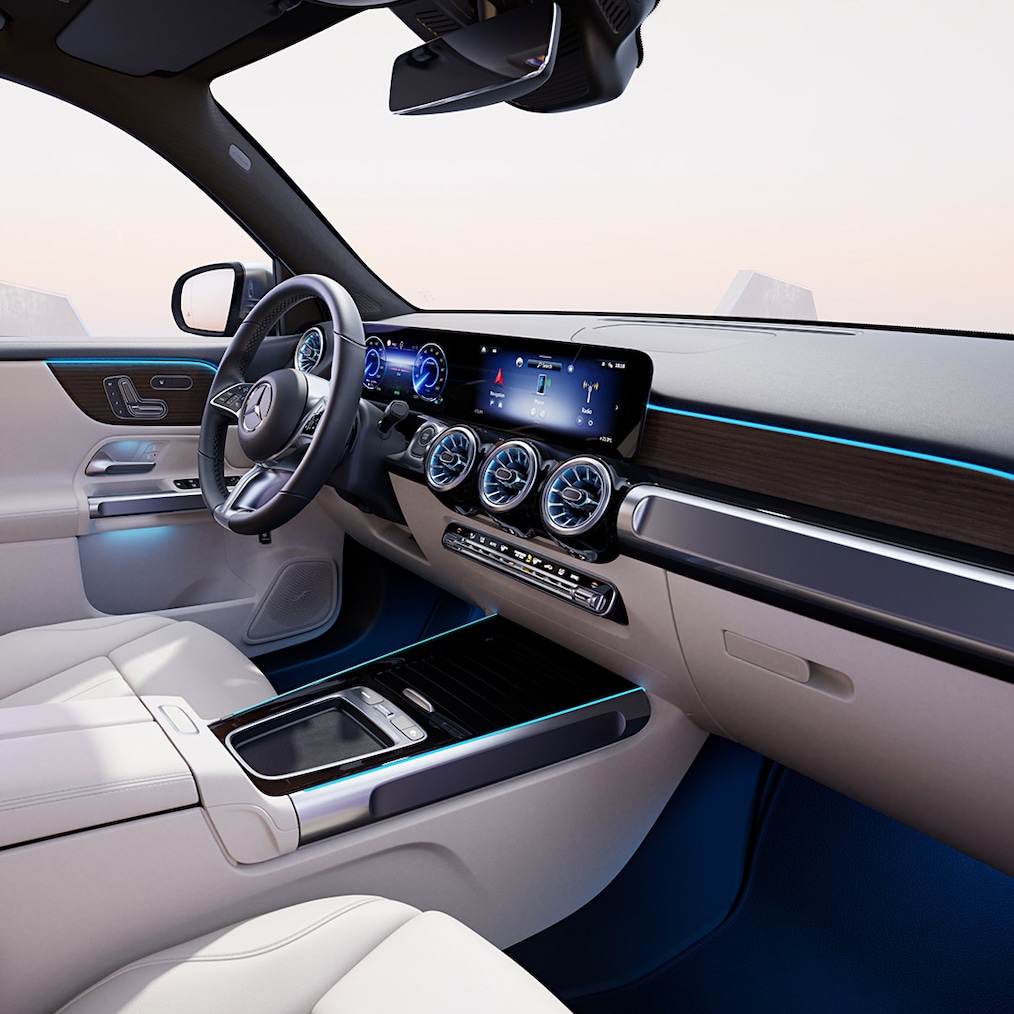 열린 리어 도어를 통해 바라본 제2 시트 열 및 제3 시트 열.