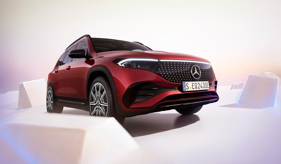 Mercedes-Benz EQB의 전방을 측면에서 바라본 모습.