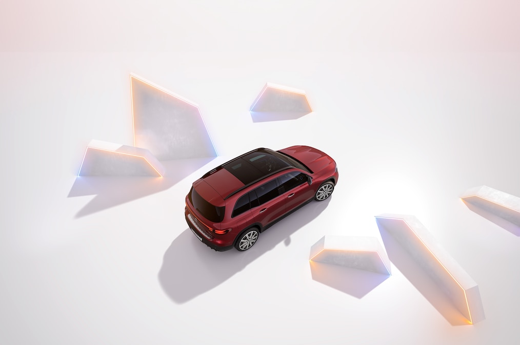 뒷좌석과 적재 공간이 포함하여 인테리어를 전방에서 바라본 모습.