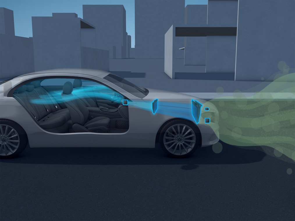 충전소에서 충전 중인 Mercedes-Benz EQB의 모습.