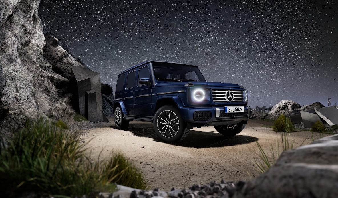 열린 동반석 도어를 통해 MANUFAKTUR 풀 가죽 패키지가 적용된 앞좌석의 측면 모습.