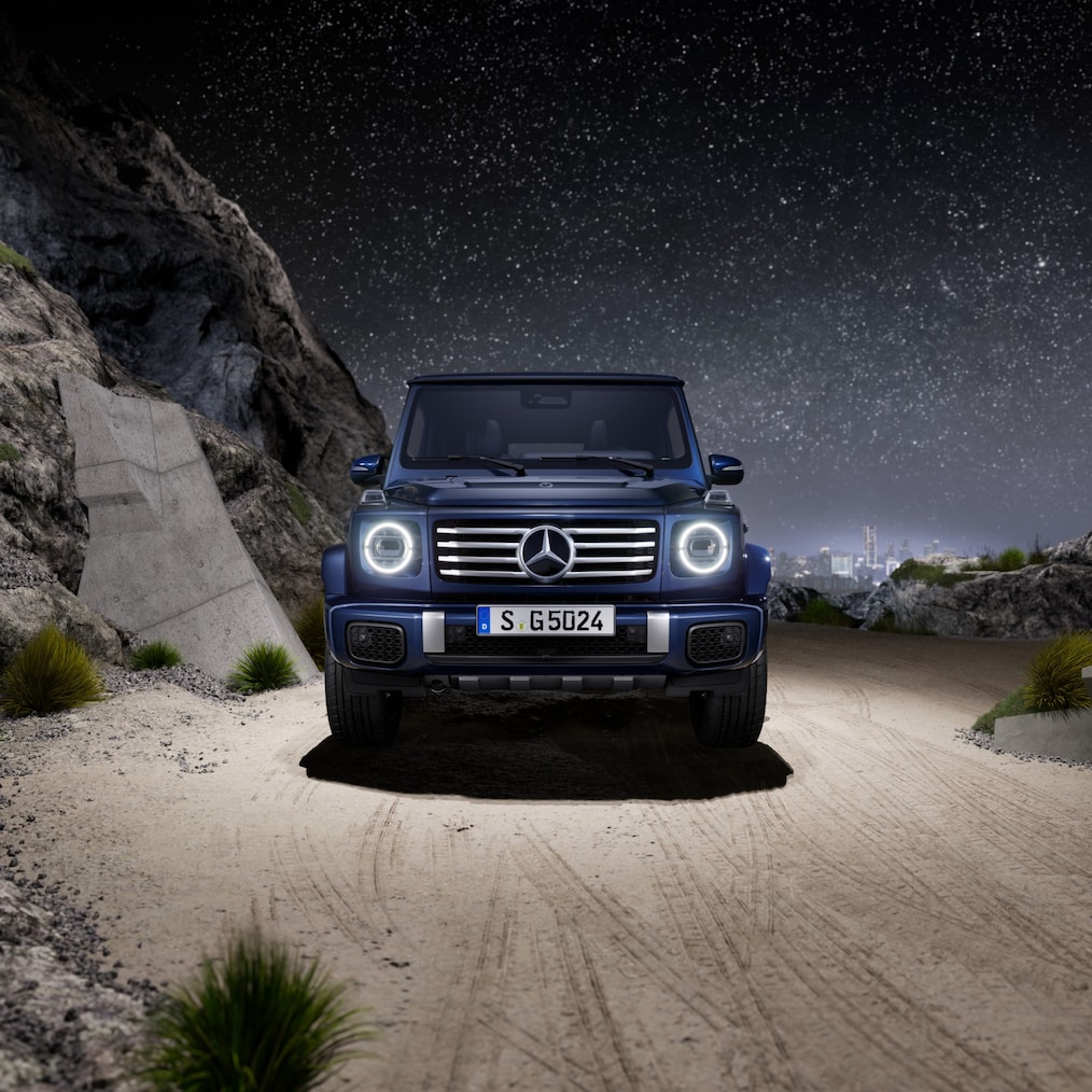 열린 동반석 도어를 통해 MANUFAKTUR 빈티지 룩 패키지가 적용된 앞좌석의 측면 모습.