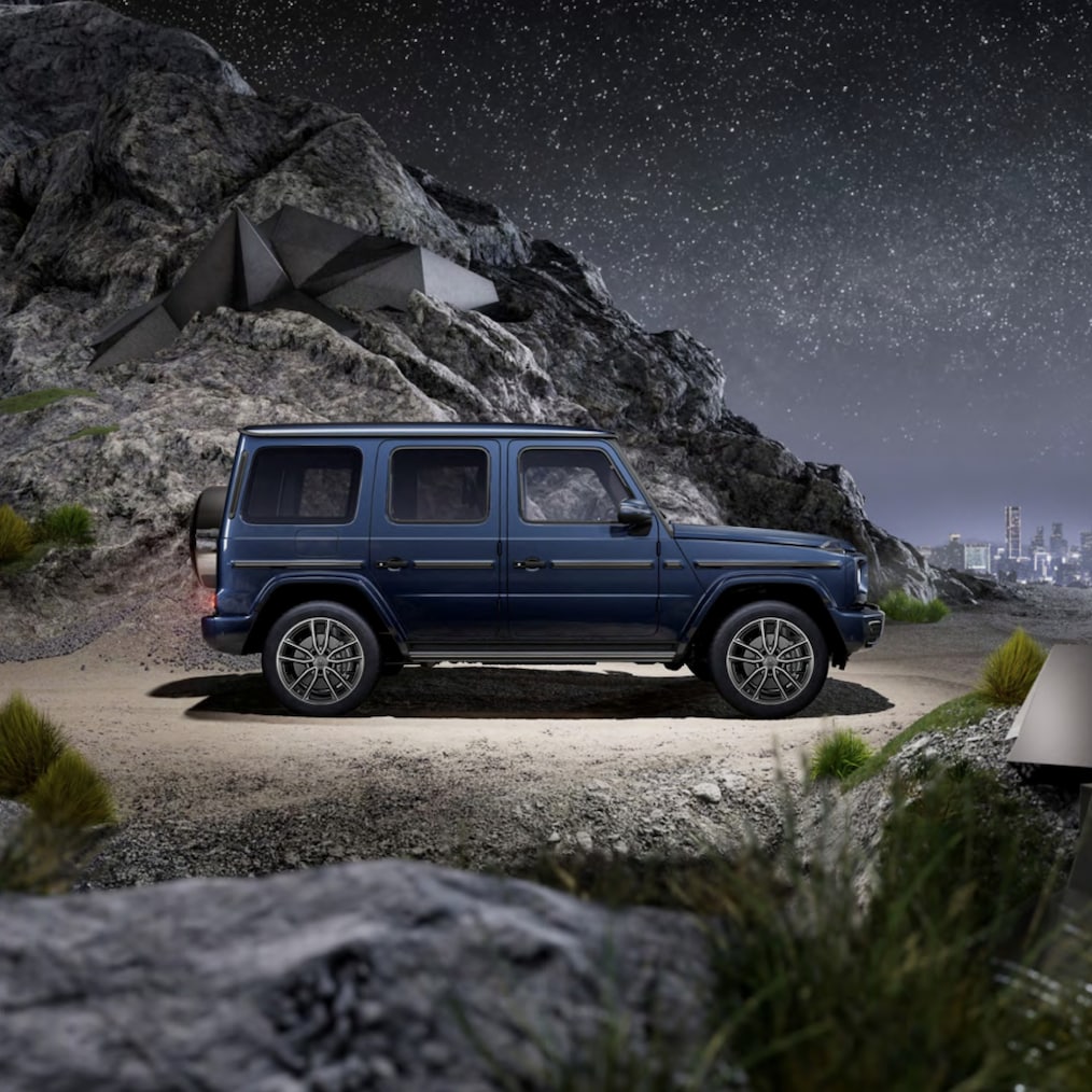 블랙 컬러의 MANUFAKTUR 러닝 보드가 장착된 Mercedes-Benz G 450 d의 측면 후면 모습(위에서부터 바라본 모습)