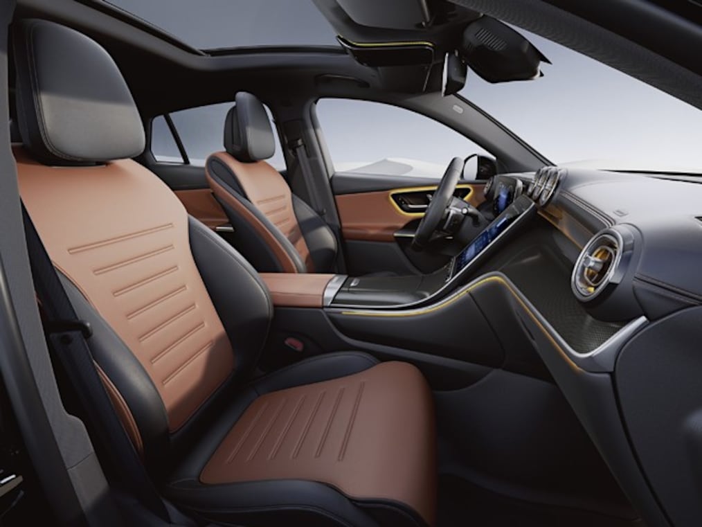 MBUX 오프로드 스크린을 가까이에서 바라본 모습.