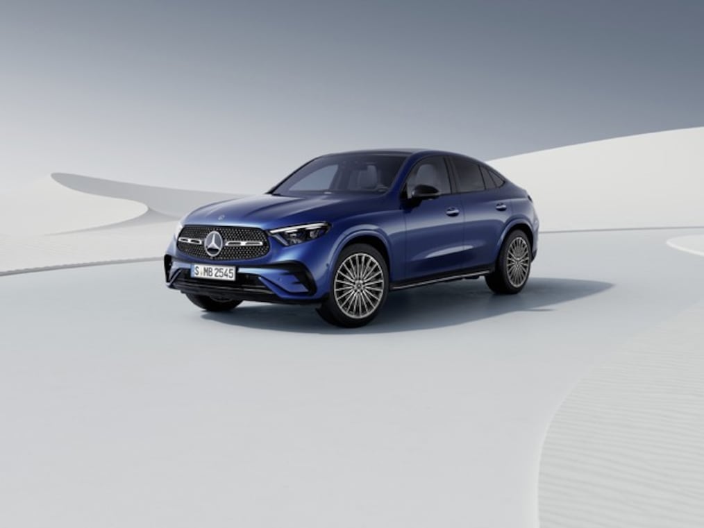 Mercedes-Benz GLC의 디스플레이 장착 콕핏을 가까이에서 바라본 모습.