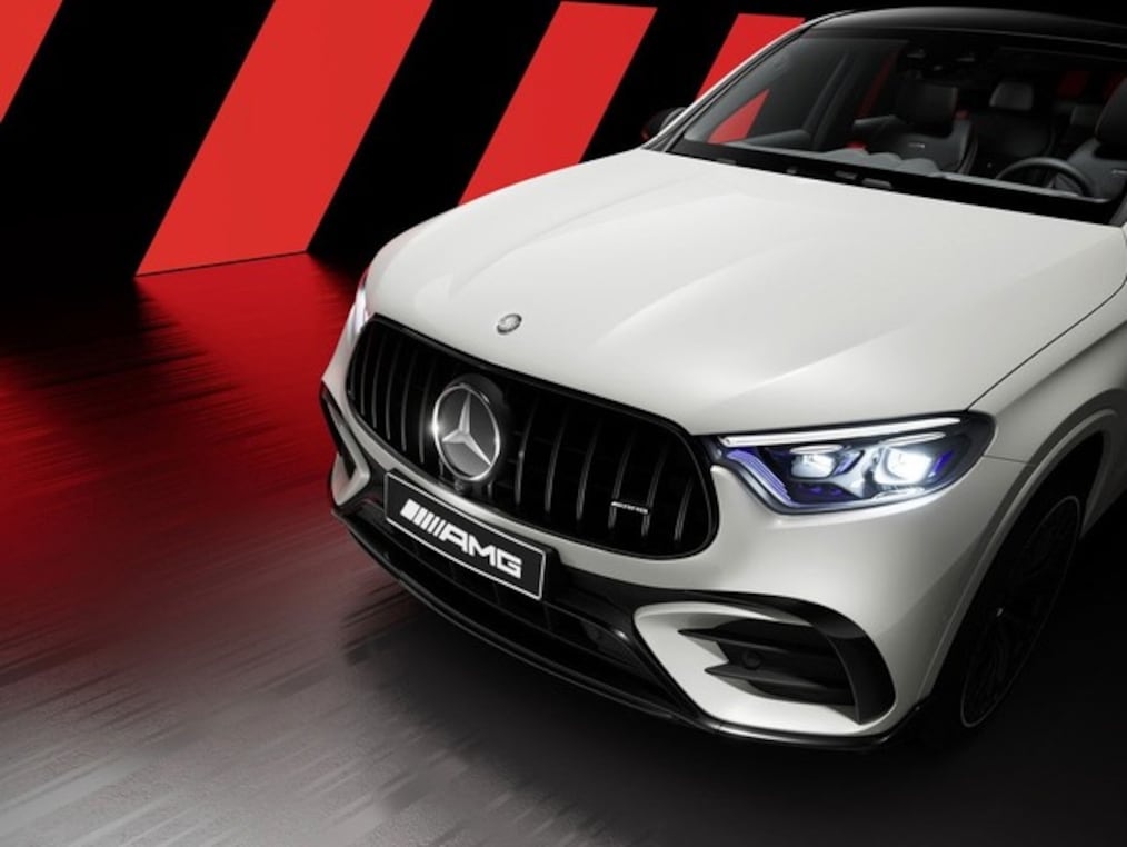 Mercedes-AMG GLC Coupé의 AMG 퍼포먼스 스티어링 휠을 가까이에서 바라본 모습.