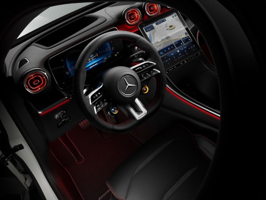 ‘AMG’ 레터링이 있는 조명식 AMG 도어 실을 가까이에서 바라본 모습.