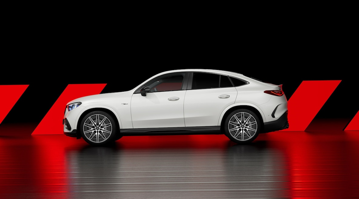 후방에서 바라본 Mercedes-AMG GLC 63 S E PERFORMANCE Coupé의 우측면.