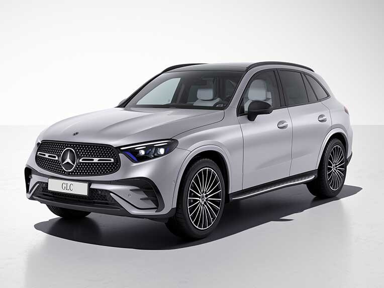 AMG Line이 적용된 뉴 Mercedes-Benz GLC SUV의 측면에서 바라본 전방 모습