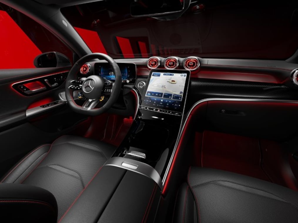 AMG 하이 퍼포먼스 세라믹 복합 브레이크 시스템이 적용된 53.3 cm(21인치) AMG Y 스포크 경량 알로이 휠(RWN)을 가까이에서 바라본 모습.