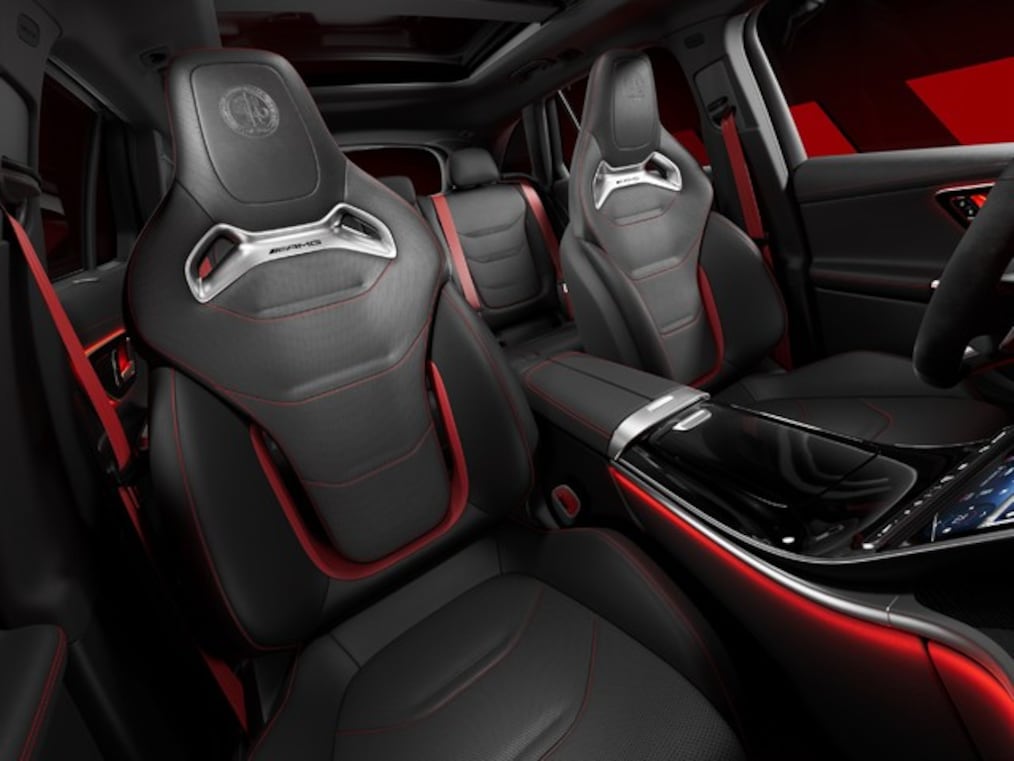 Mercedes-AMG GLC SUV의 대시보드와 센터 콘솔 방향을 동반석 시트에서 바라본 모습.