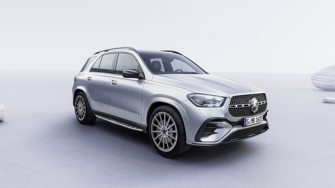 전면에서 비스듬하게 바라본 Mercedes-Benz GLE 플러그인 하이브리드