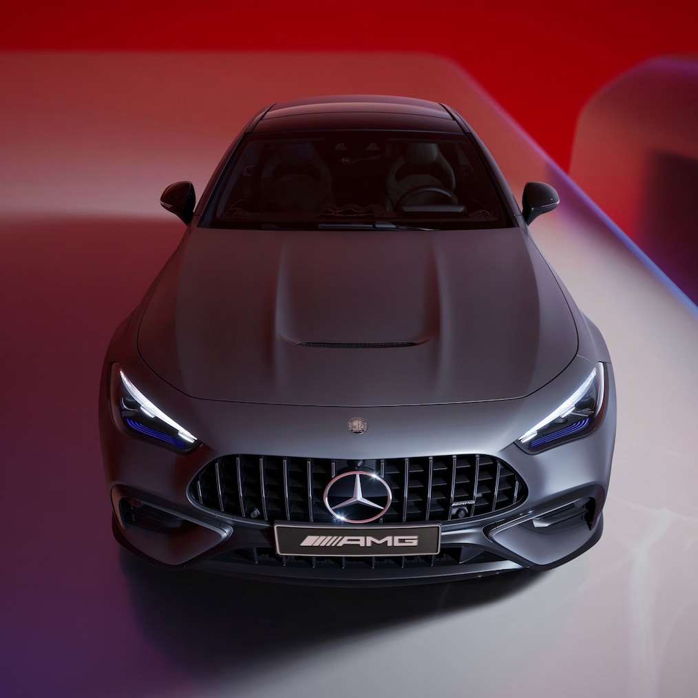 Mercedes-AMG CLE 53 4MATIC+ Coupé의 전방 측면 모습(또는 후방 모습).