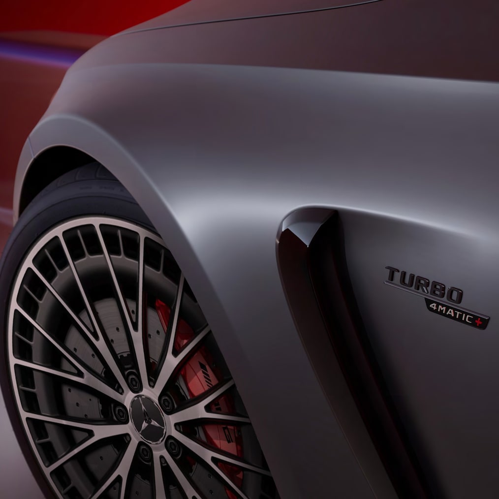 50.8cm(20인치) AMG 경량 알로이 휠(RTM, RTN) 또는 단조 휠(RVQ, RVR, RVS) 1개를 가까이에서 바라본 모습.