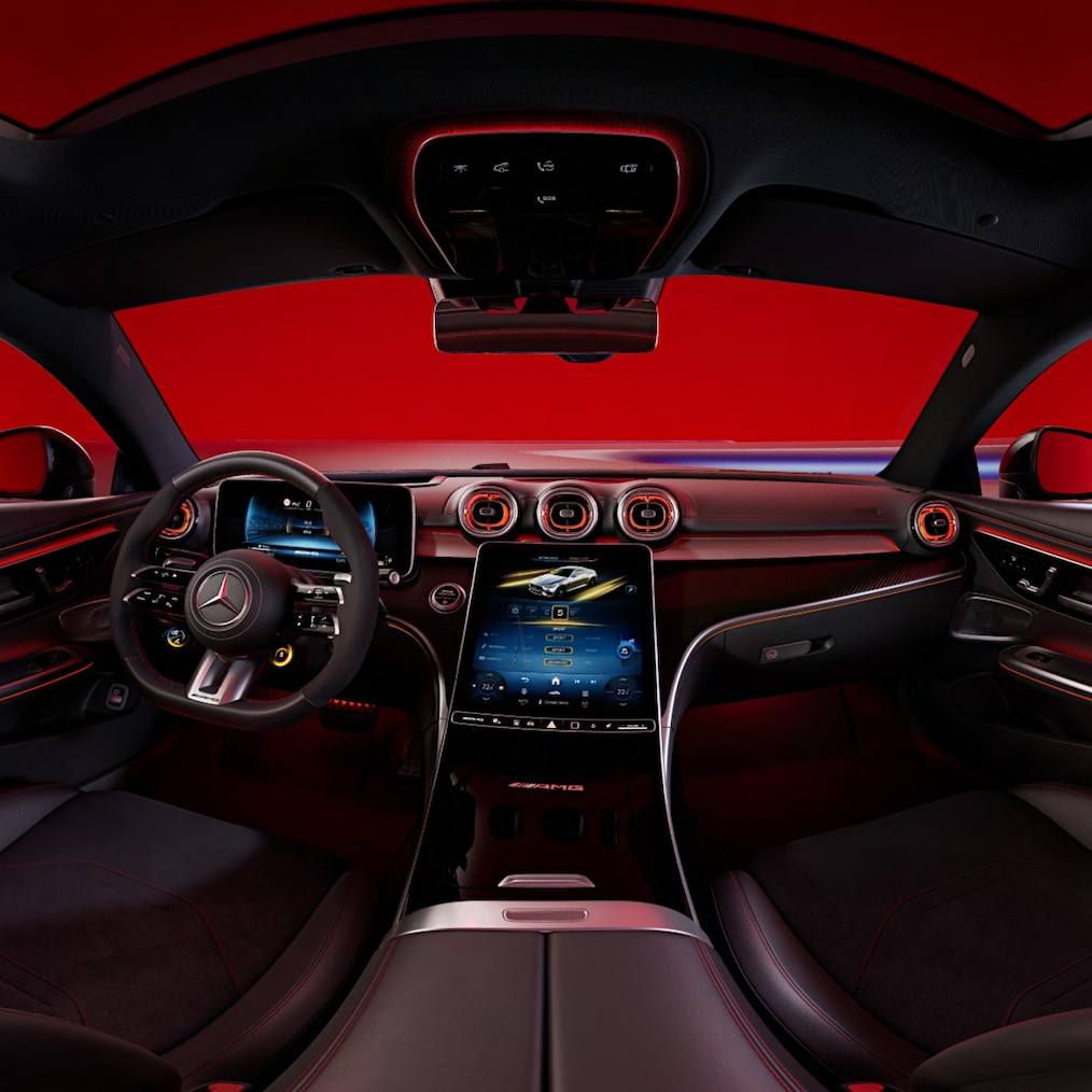 Mercedes-AMG CLE 53 4MATIC+ Coupé의 다이내믹한 모습(주행하는 모습).