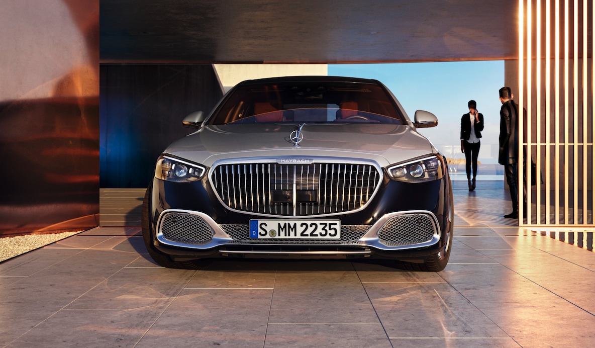 Mercedes-Maybach S-Class의 전방 측면의 모습.