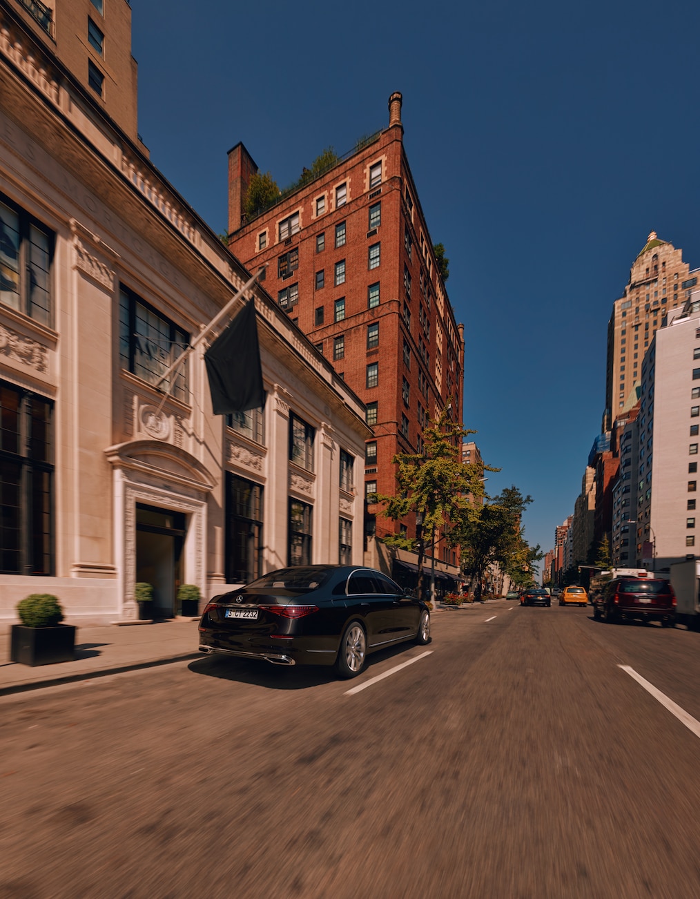 Mercedes-Benz S-Class Sedan 롱버전의 32.5 cm(12.8인치) OLED 중앙 디스플레이.