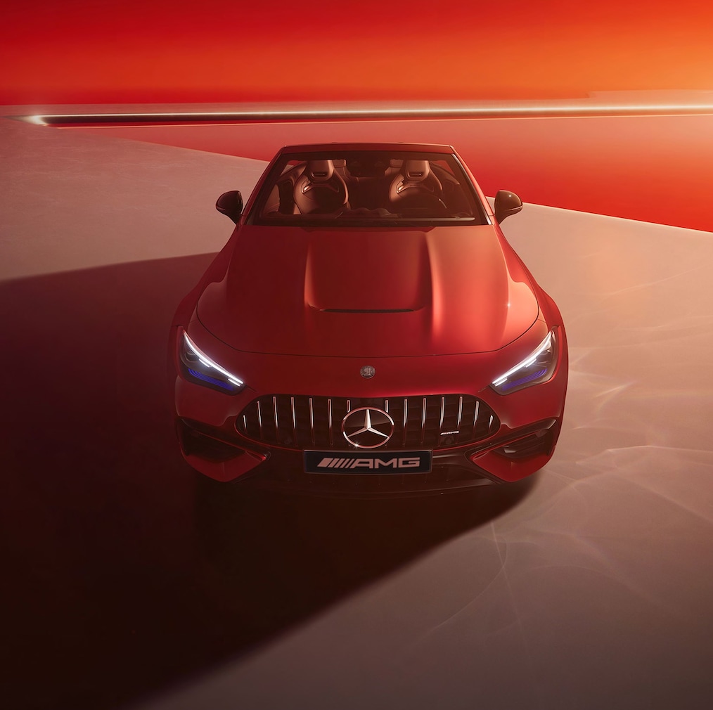 전면에서 바라본 Mercedes-AMG CLE 53 4MATIC+ Cabriolet의 후방 모습.