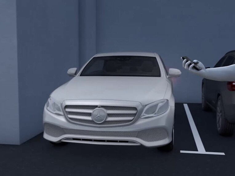 Mercedes-Benz EQE SUV의 원격 주차 패키지 모습