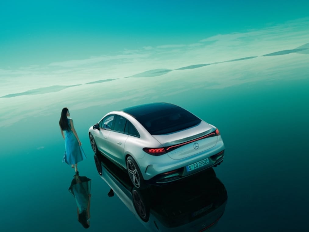 EQE 세단의 모습.