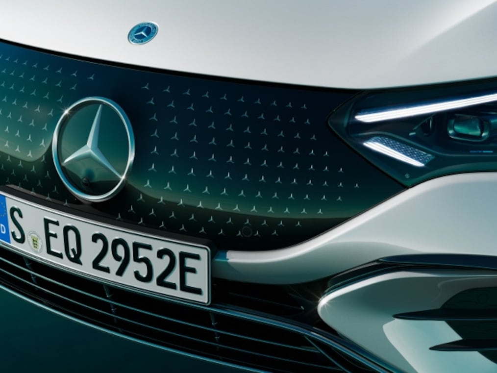 EQE 세단의 스타 로고 패턴의 블랙 패널 라디에이터 그릴