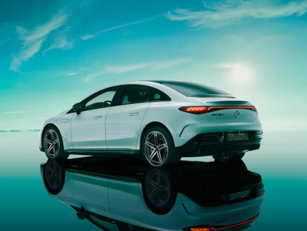 메르세데스-벤츠 EQE 세단의 측면 모습.