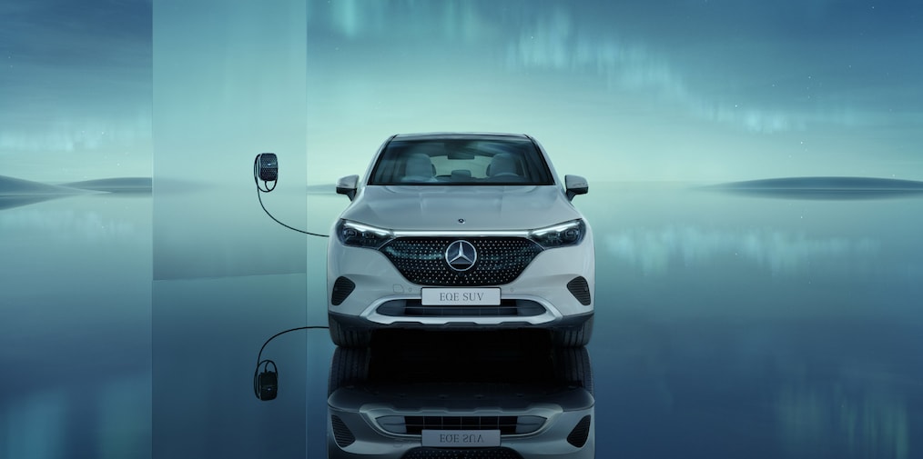 메르세데스-벤츠의 EQE SUV에 장착된 MBUX 하이퍼스크린의 전면부.