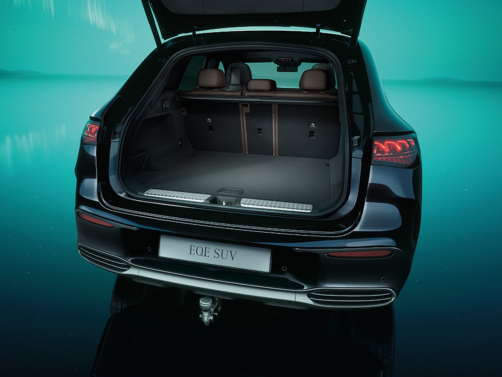 투명한 엔진 후드가 탑재된 메르세데스-벤츠 EQE SUV의 모습