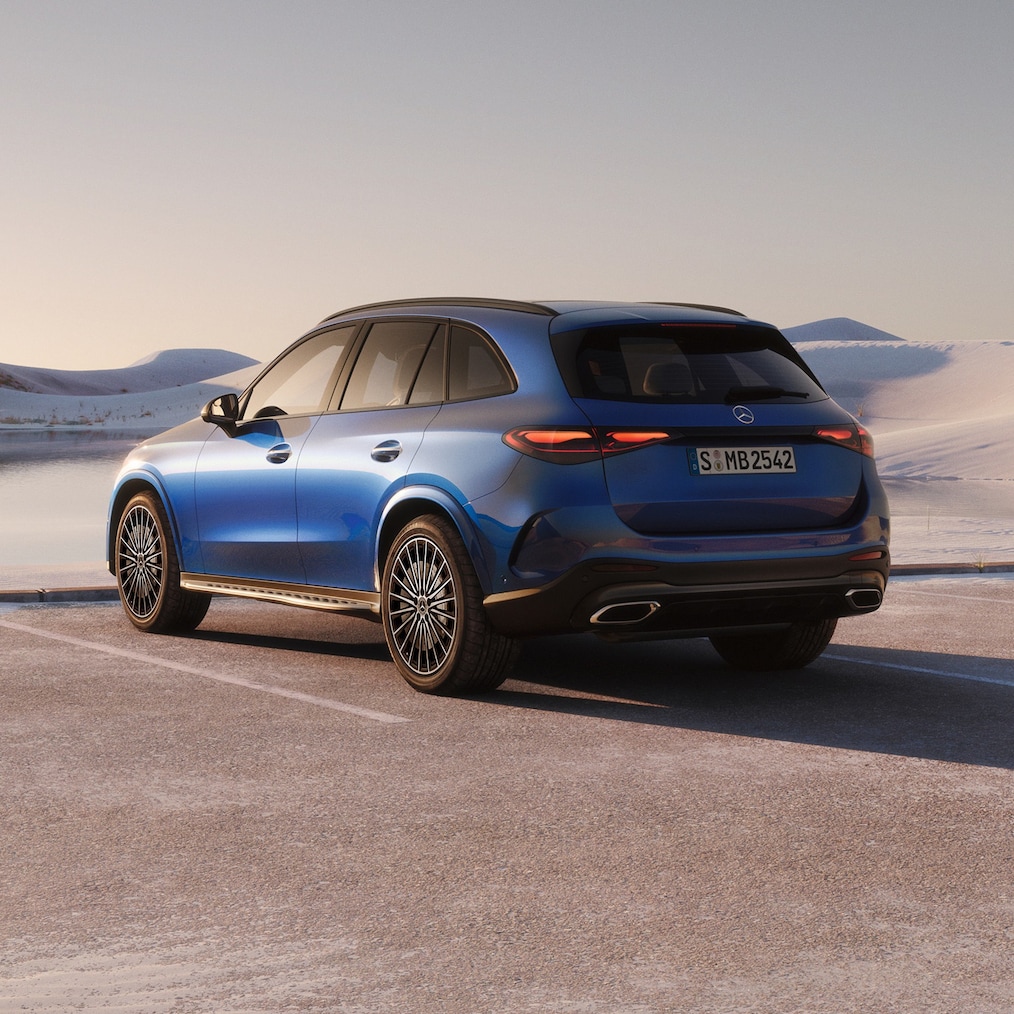 Mercedes-Benz GLC의 디스플레이 장착 콕핏을 가까이에서 바라본 모습.