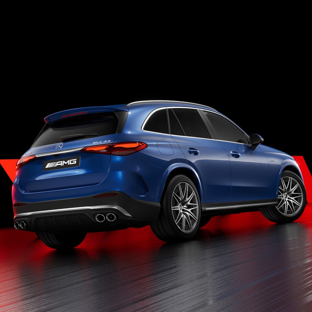 AMG 퍼포먼스 시트 패키지 어드밴스드가 장착된 동반석의 열린 도어를 통해 앞좌석으로 시야를 확보할 수 있습니다.