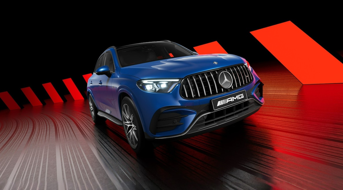 AMG 익스테리어 나이트 패키지가 장착된 Mercedes-AMG GLC SUV의 전방 측면 모습.