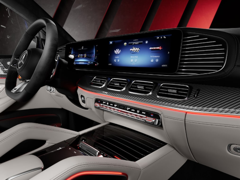 MANUFAKTUR 하이테크 실버 마그노 에디션이 적용된 Mercedes-AMG GLE Coupé를 측면에서 바라본 모습.