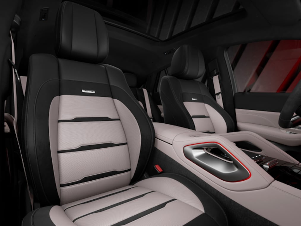 Mercedes-AMG GLE Coupé의 역동적인 주행 모습(주행 중인 모습).