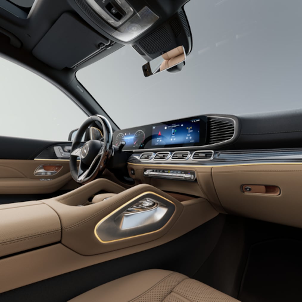 Mercedes-Benz GLS의 투명한 엔진 후드.